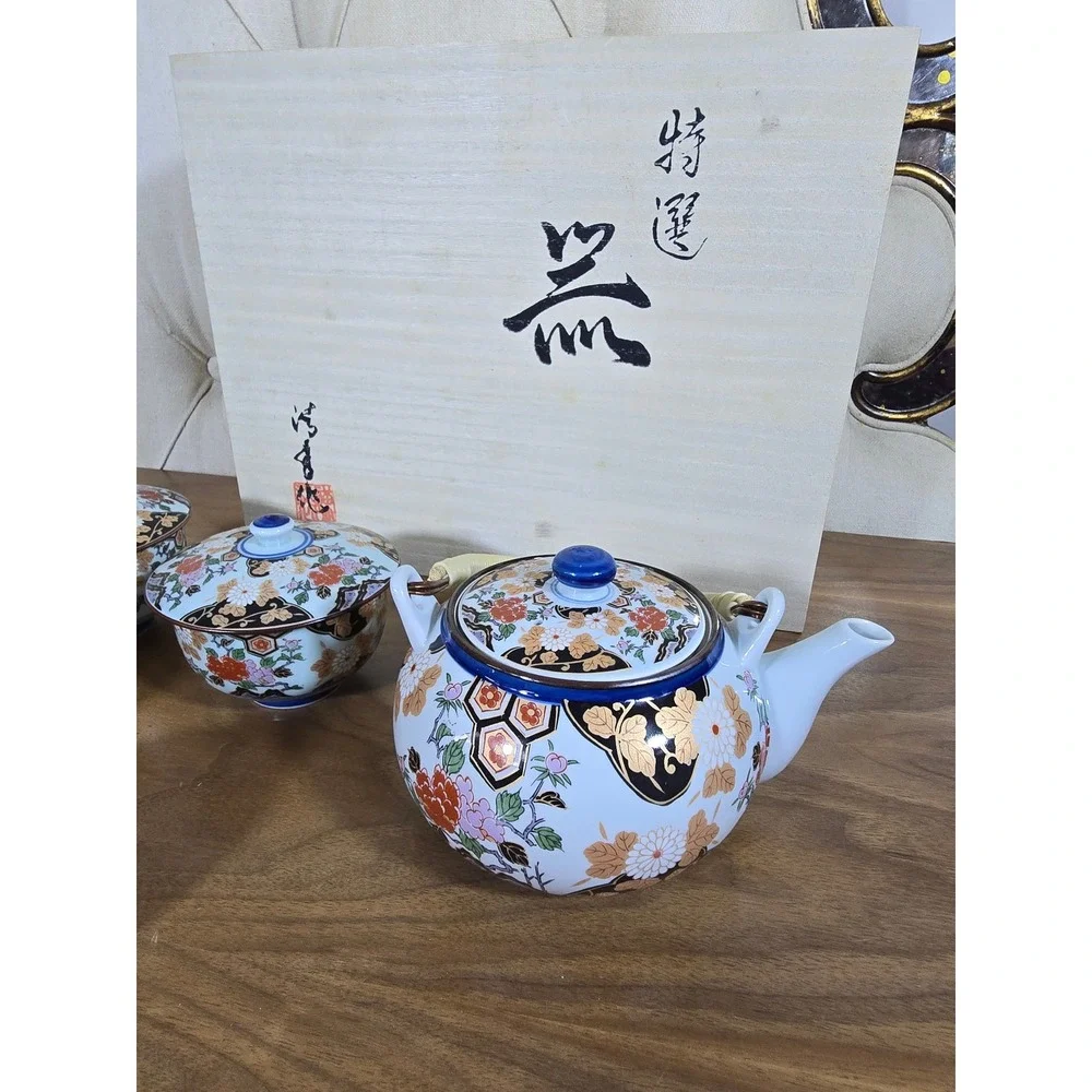Japanese porcelain tea set with wooden box – Teapot & 5 lidded cups